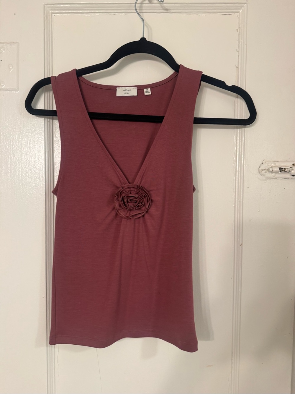 Aritzia Mauve Rose-Accent V-Neck Tank